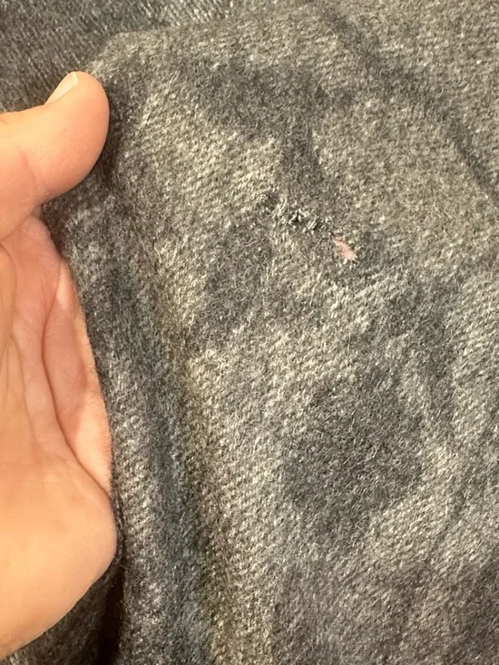 Amicale Cashmere Women's Charcoal Floral Knit Scarf 100% cashmere - Picture 3 of 4